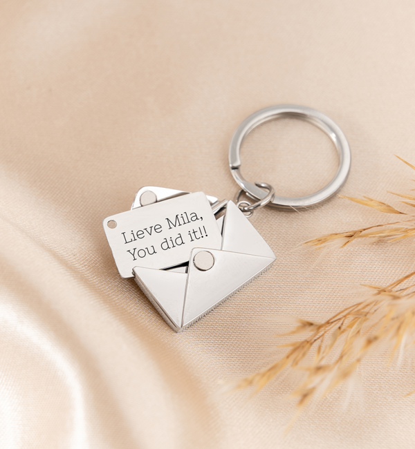 KAYA sieraden Geslaagd Sleutelhanger 'Brief' met Naam gravure