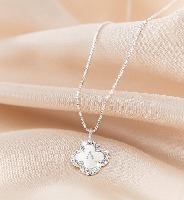 KAYA sieraden Pavé Clover Necklace with Letters | Zirconia Crystals