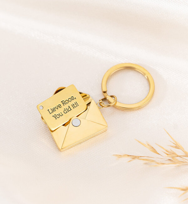 KAYA sieraden Geslaagd Sleutelhanger 'Brief' met Naam gravure