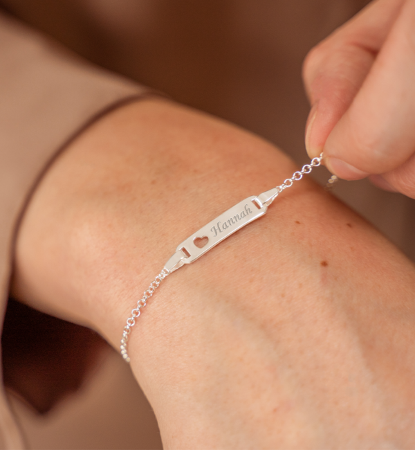 KAYA sieraden Bracelet with Name ‘Classic Bar’ | Cut-Out Heart