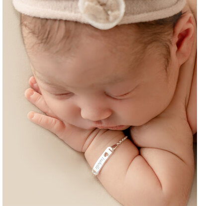 KAYA sieraden Personalized Baby Bracelet ‘Classic Bar’ with Cut-Out Heart