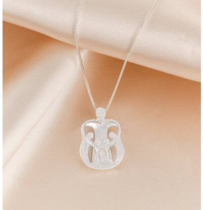 KAYA sieraden Silver Necklace "A Mother holds her children's hands'