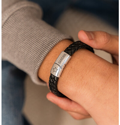 KAYA sieraden Jongensarmband Leer met Gravure | Zwart