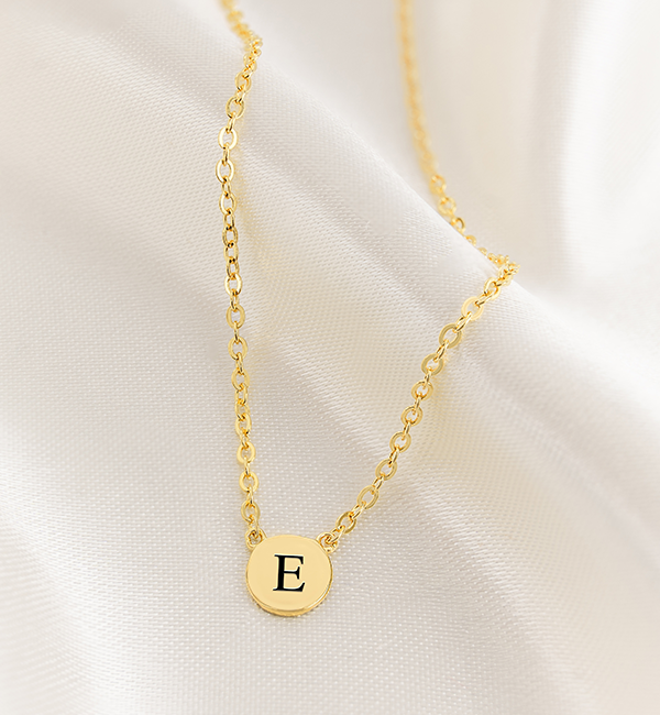 KAYA sieraden Letter necklace ‘Disc’ with initials