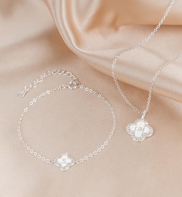 KAYA sieraden Christmas Bracelet and Necklace Set 'Pavé Clover' with Letter | Zirconia Crystals