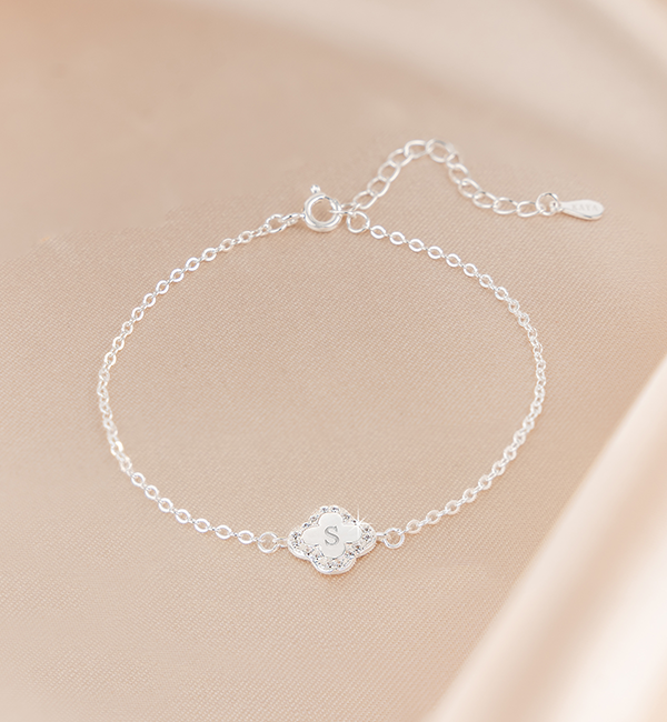 KAYA sieraden Pavé Clover Bracelet with Letter | Zirconia Crystals