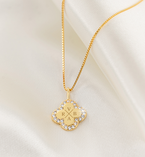 KAYA sieraden Pavé Clover Necklace with Letters | Zirconia Crystals