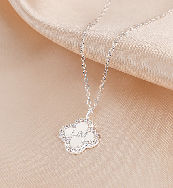 KAYA sieraden Pavé Clover Necklace with Letters | Zirconia Crystals