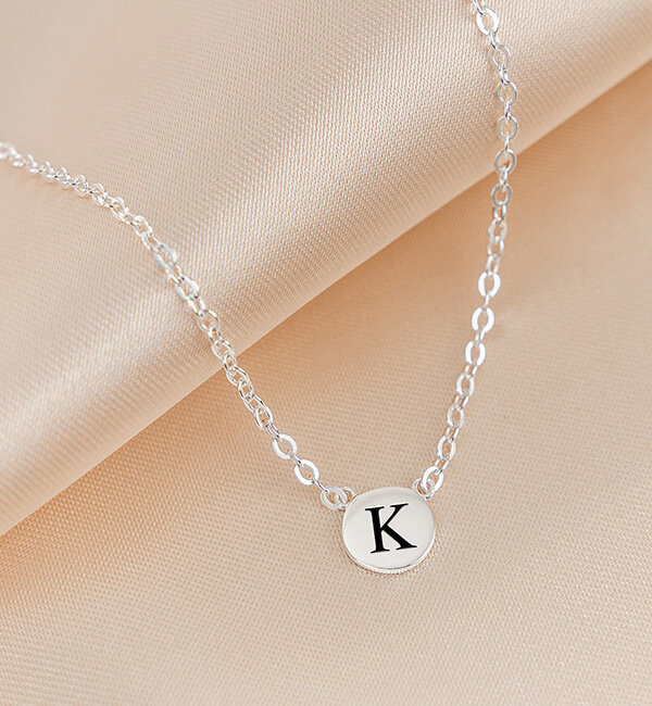 KAYA sieraden Letter necklace ‘Disc’ with initials