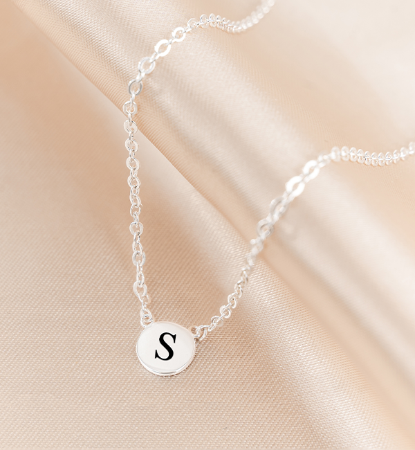 KAYA sieraden Letter necklace ‘Disc’ with initials