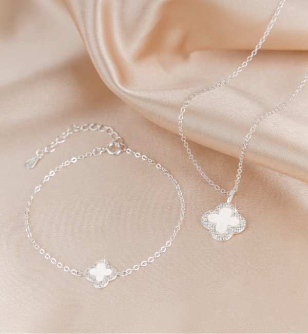 KAYA sieraden Pavé Clover Necklace | Zirconia Crystals