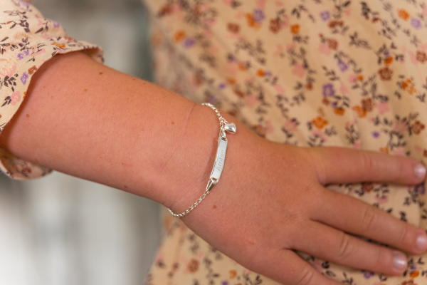 Classic bar armband zilver met bedel en naam