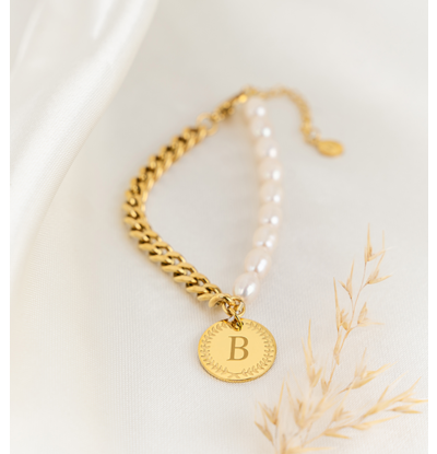 KAYA sieraden Parelarmband met Initialen 'Olivia' | Stainless Steel