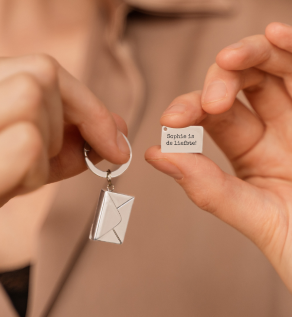 KAYA sieraden Geslaagd Sleutelhanger 'Brief' met Naam gravure
