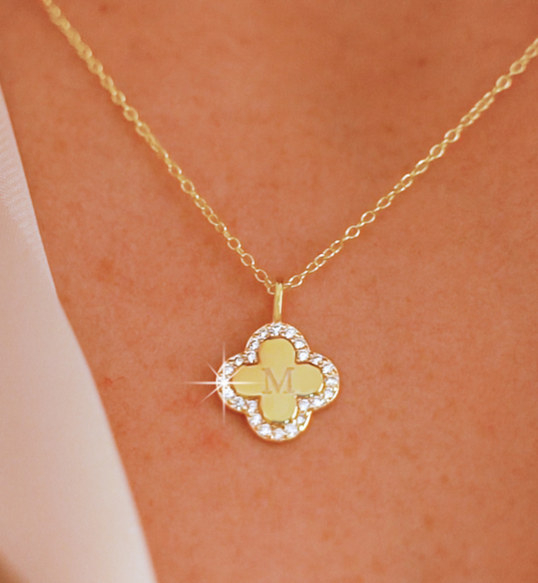 KAYA sieraden Christmas Necklace 'PavÃ© Clover' with Letters I Zirconia Crystals