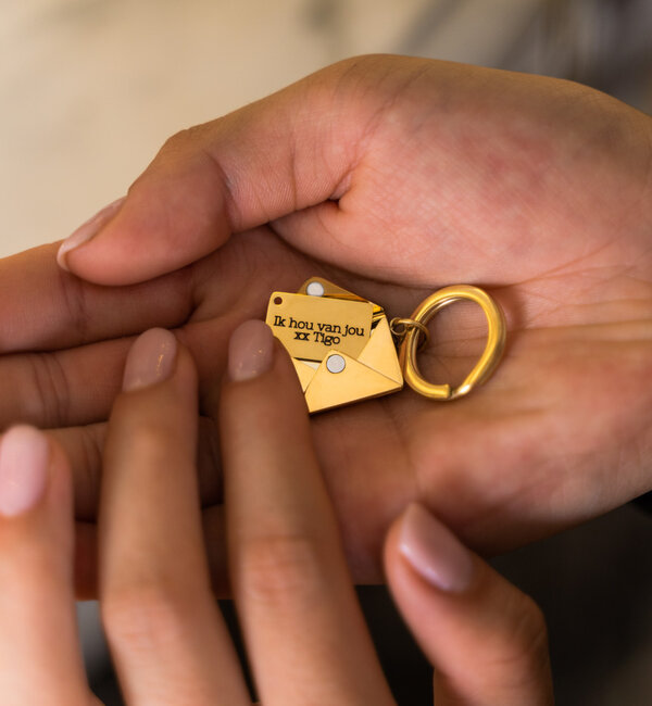 KAYA sieraden “Letter” keychain with name engraving