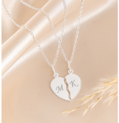 KAYA sieraden Set van 2 Breekhartjes kettingen I Met gravure