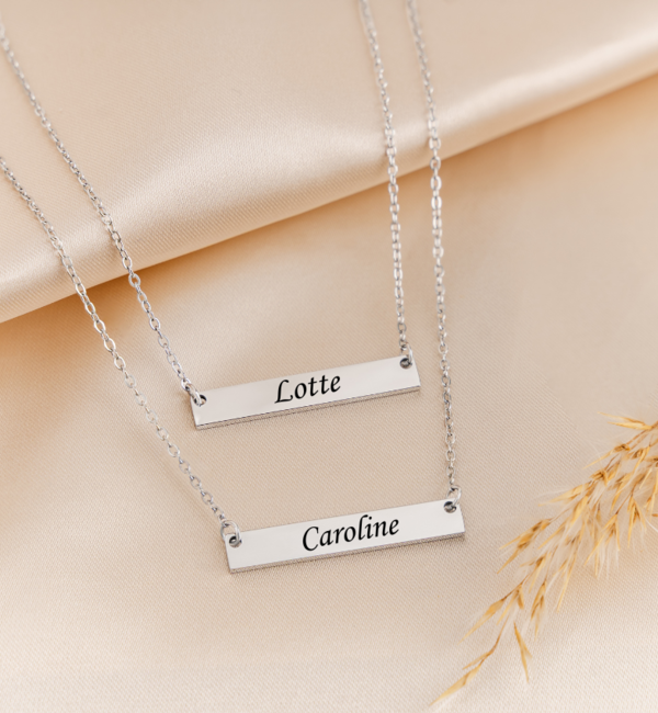 KAYA sieraden Sisters Necklace Set for 2 with Name Classic Bar | Stainless Steel