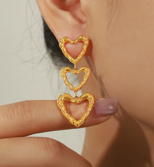 KAYA sieraden Statement drop earrings with open hearts | Stainless Steel Gold