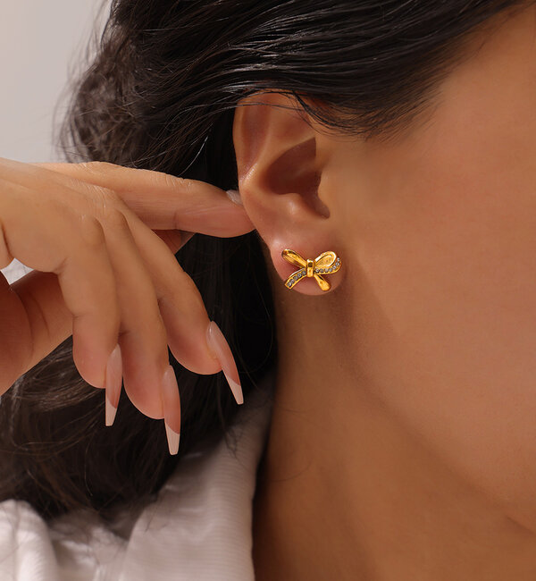 KAYA sieraden Minimalist bow stud earrings with crystals | Stainless Steel Gold