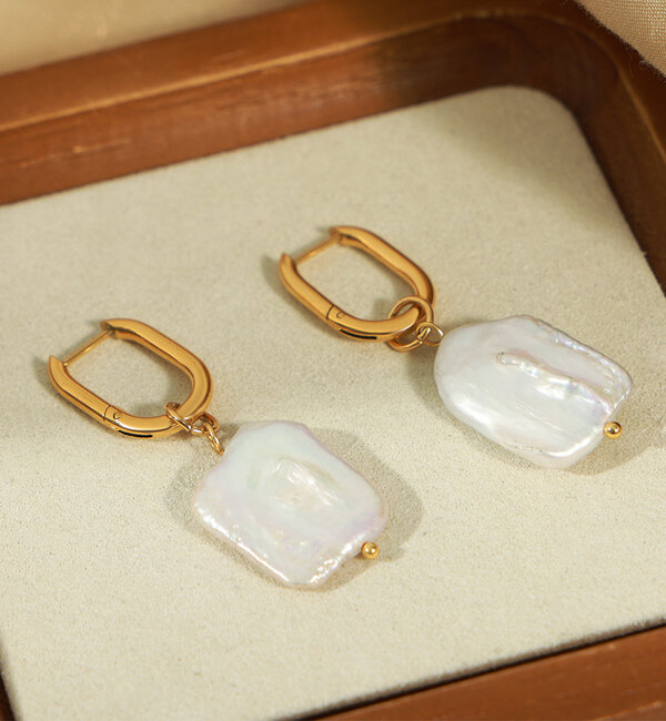 KAYA sieraden Statement hoop earrings with baroque pearls | Stainless Steel Gold