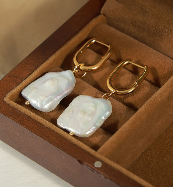 KAYA sieraden Statement hoop earrings with baroque pearls | Stainless Steel Gold