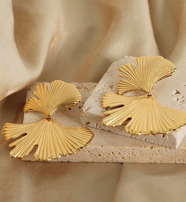 KAYA sieraden Bold statement fan-shaped drop earrings | Stainless Steel Gold