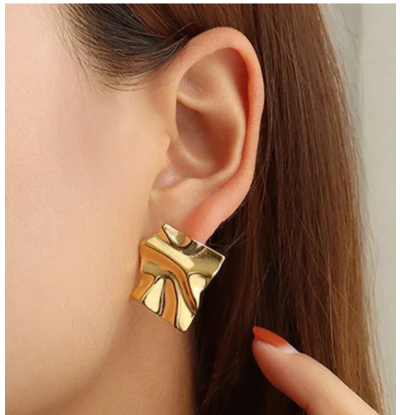 KAYA sieraden Hammered stud statement earrings | Stainless Steel Gold