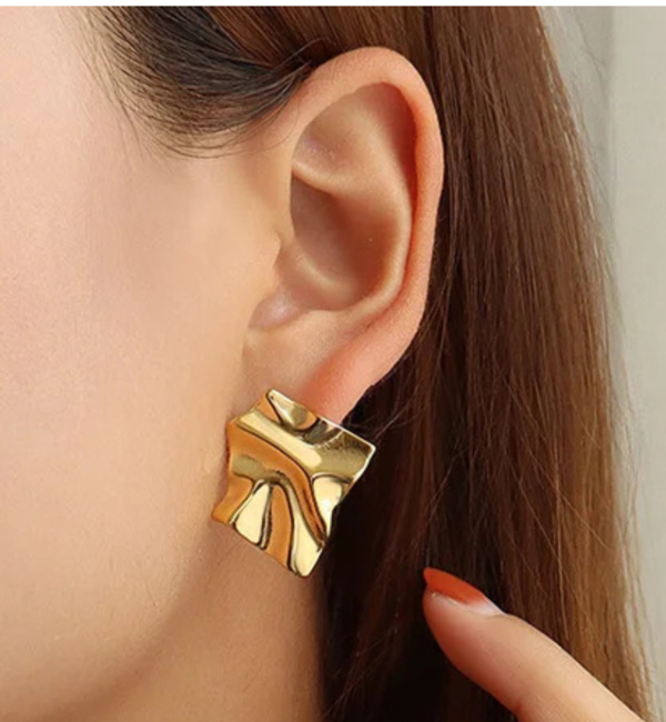 KAYA sieraden Hammered stud statement earrings | Stainless Steel Gold