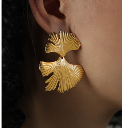 KAYA sieraden Bold statement fan-shaped drop earrings | Stainless Steel Gold