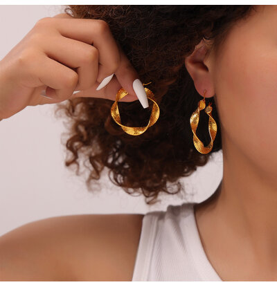 KAYA sieraden Statement twisted hoop earrings 40 mm | Stainless Steel Gold