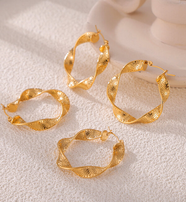 KAYA sieraden Statement twisted hoop earrings 40 mm | Stainless Steel Gold