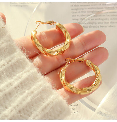 KAYA sieraden Bold twisted hoop earrings | Stainless Steel Gold