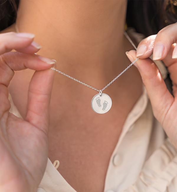 Gegraveerde sieraden Necklace with 2 footprints ‘Beaded’
