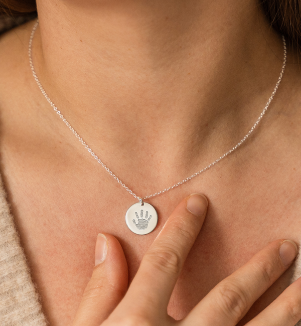 Gegraveerde sieraden Necklace with handprint