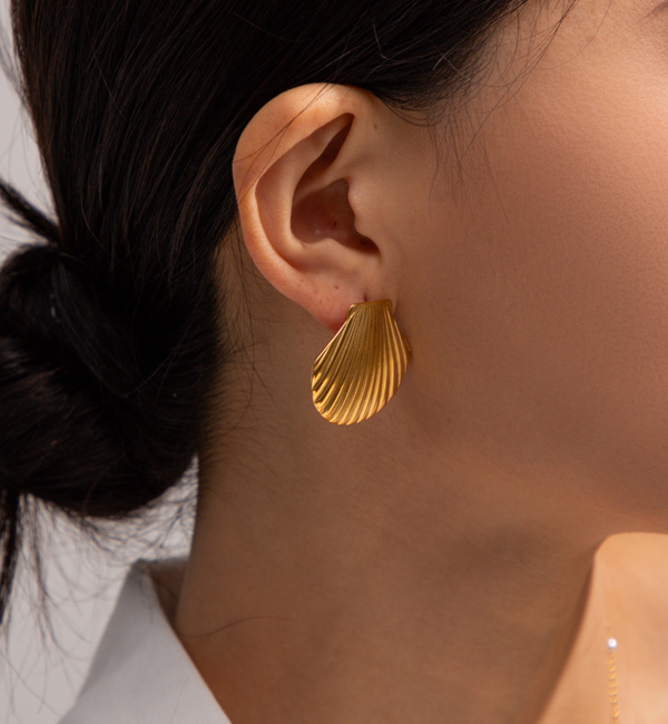 KAYA sieraden Statement stud earrings ‘Shell Queen’ | Stainless Steel