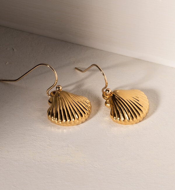 KAYA sieraden Shell drop earrings ‘Sandy Kisses’ | Stainless Steel