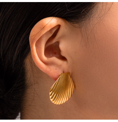 KAYA sieraden Statement stud earrings ‘Shell Queen’ | Stainless Steel