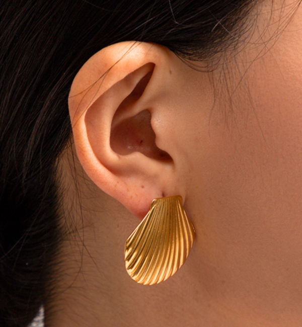 KAYA sieraden Statement stud earrings ‘Shell Queen’ | Stainless Steel