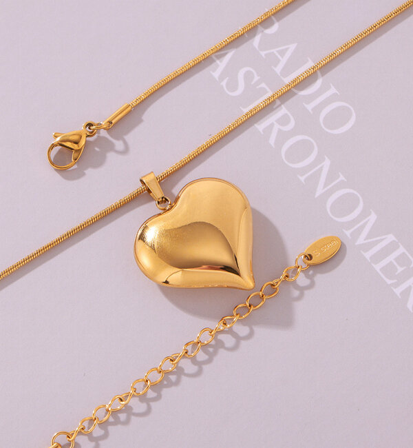 KAYA sieraden Chubby Heart Necklace 'Queen of Drama' | Stainless Steel Gold