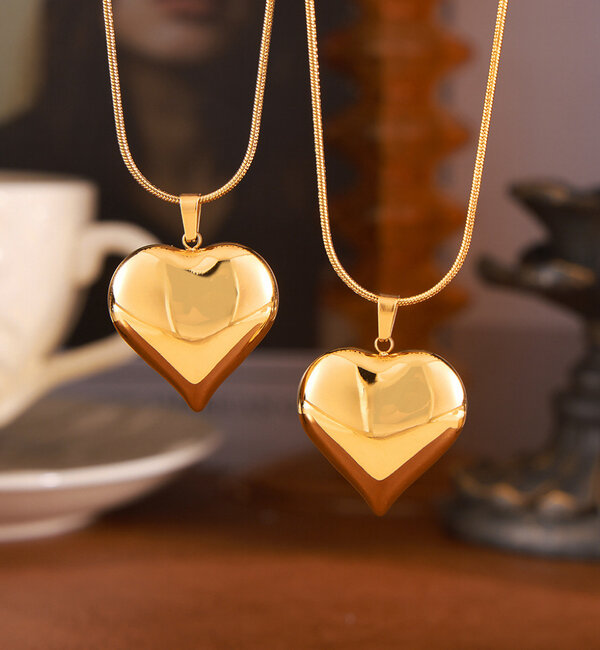KAYA sieraden Chubby Heart Necklace 'Queen of Drama' | Stainless Steel Gold