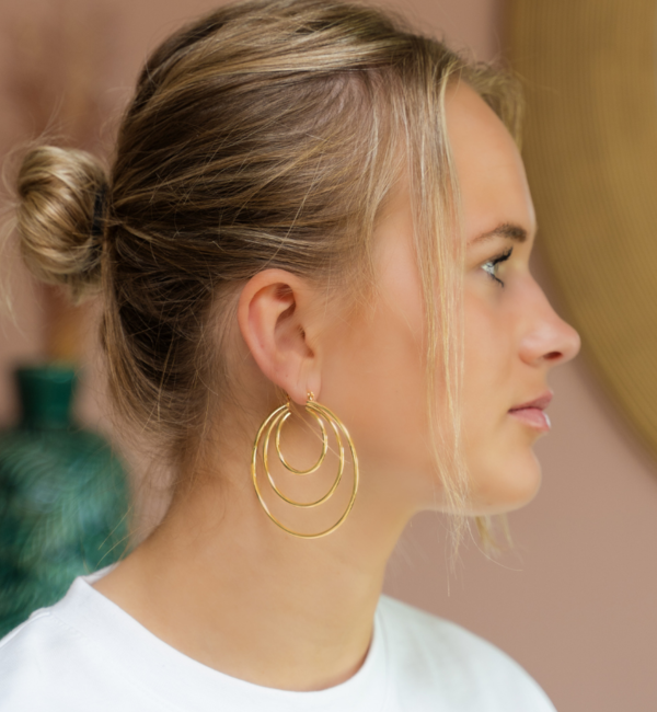 KAYA sieraden Statement hoop earrings ‘Main character’ – Medium