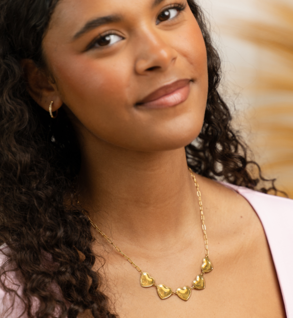 KAYA sieraden Necklace with five heart charms 'Beaded Hearts'