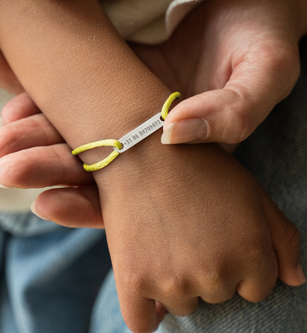 KAYA sieraden SOS children’s bracelet with phone number in neon yellow | Stainless Steel