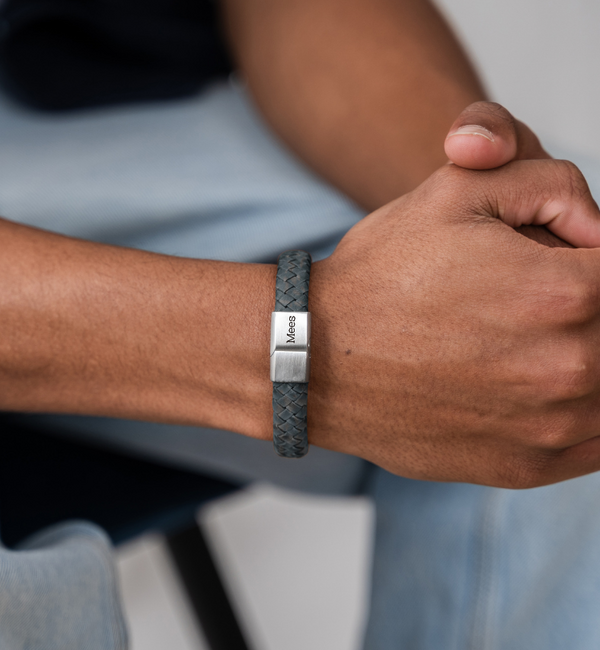 KAYA sieraden Men's Leather Bracelet with Engraved Edge | Blue