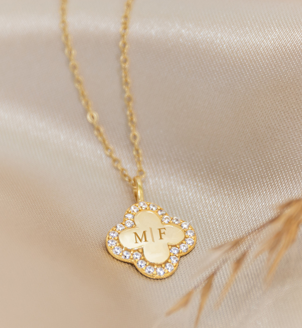 KAYA sieraden Pavé Clover Necklace with Letters | Zirconia Crystals