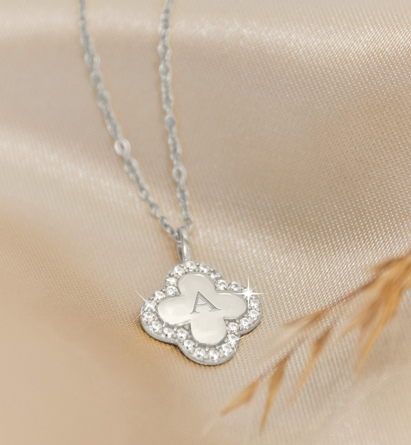 KAYA sieraden Pavé Klaver Ketting met Letters I Zirkonia Kristallen