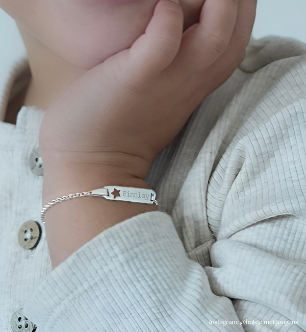 KAYA sieraden Gepersonaliseerde Baby armband met Naam 'Classic Bar' | Ster