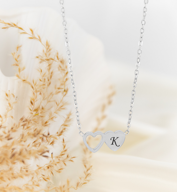 KAYA sieraden Ketting 'Twee  Hartjes' met Initiaal | Stainless Steel