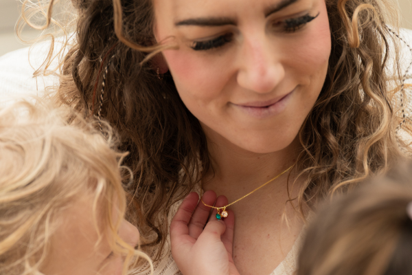 Vergulde ketting met twee geboortesteen bedeltjes